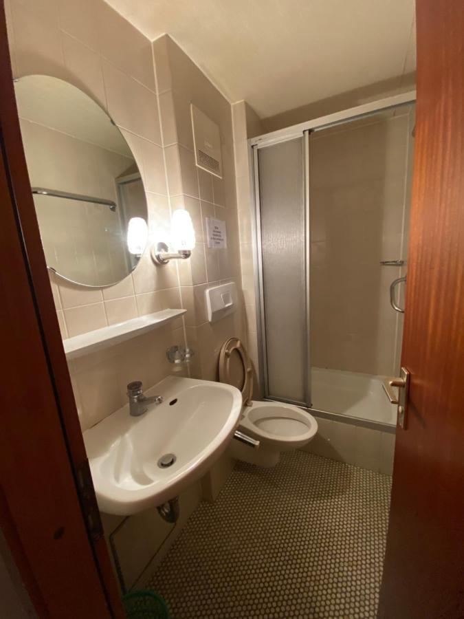 Hotel Flora บาดวือริสโฮเฟิน ภายนอก รูปภาพ